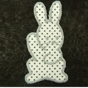 écusson thermocollant enfant motif: LAPIN gris noir sur fond blanc largeur 3 cm / hauteur 6 cm