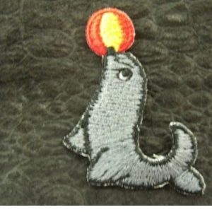 écusson à coudre motif PHOQUE gris avec ballon rouge et jaune,largeur 4,5 cm / hauteur 2 cm