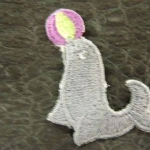 écusson à coudre- motif phoque gris avec ballon violet et jaune,largeur 4,5 cm / hauteur 2 cm
