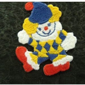 écusson à coudre- motif : CLOWN ASSIS - bleu jaune blanc et rouge , largeur 4 cm / hauteur 5 cm