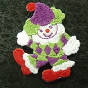 écusson à coudre- motif CLOWN ASSIS- violet vert rouge et blanc : largeur 4 cm / hauteur 5 cm