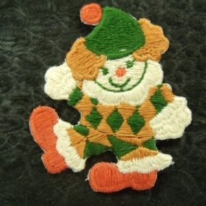 écusson thermocollant- motif CLOWN ASSIS orange vert blanc et rose ,largeur 4 cm / hauteur 5 cm