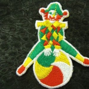 écusson à coudre- motif CLOWN SUR BALLON- vert jaune et rouge , largeur 2 cm / hauteur 6 cm