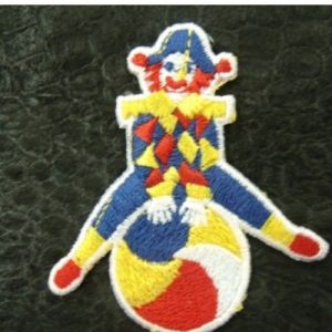 écusson à coudre- motif CLOWN SUR BALLON bleu foncé rouge et jaune ,largeur 2 cm / hauteur 6 cm