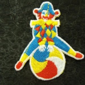 écusson à coudre- motif : CLOWN SUR BALLON bleu ciel jaune et rouge,largeur 2 cm / hauteur 6 cm