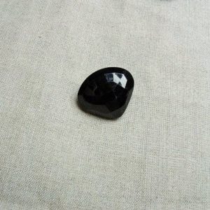 bouton triangle acrylique à queue noir largeur 32mm sur longueur 28mm ,de belle qualité
