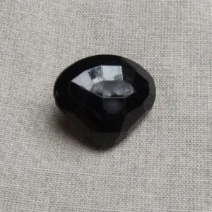 bouton triangle acrylique à queue noir,largeur 32 mm sur longueur 22mm ,de belle qualité