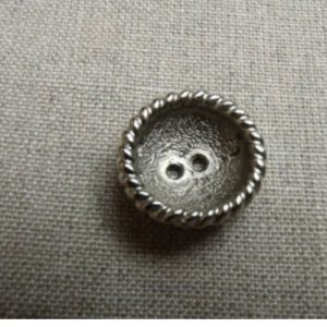 bouton rond argent a 2 trous ,de belle qualité