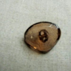 bouton triangle acrylique marron transparent , à queue,largeur 25mm sur longueur 22mm