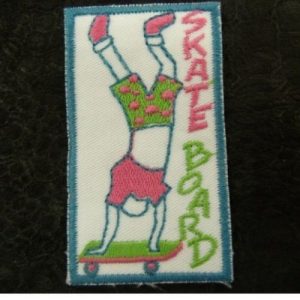 écusson thermocollant motif SKATE BOARD rose et vert largeur 4 cm / hauteur 7 cm