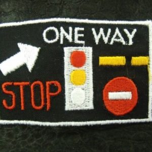 écusson thermocollant motif ONE WAY STOP rouge jaune et argent sur fond noir largeur 7 cm/ hauteur 5 cm