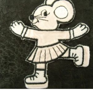 écusson thermocollant motif : PETITE SOURIS Patineuse rose et noir largeur 7 cm / hauteur 6 cm
