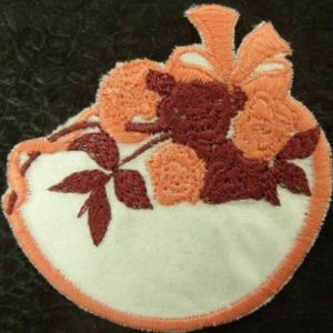 écusson thermocollant motif : FLEUR ET FEUILLE rose et bordeaux sur fond blanc largeur 7 cm/ hauteur 6 cm
