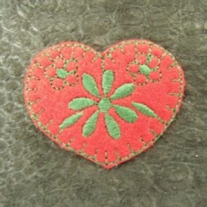 écusson thermocollant motif: CŒUR vert sur fond rouge largeur 4.5 cm / hauteur 3 cm