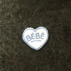 écusson thermocollant motif: CŒUR BÉBÉ bleu et blanc largeur 2 cm / hauteur 2 cm