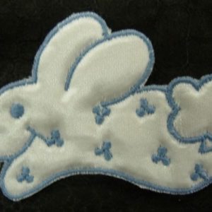 écusson à coudre- motif LAPIN bleu et blanc,largeur 7,5 cm / hauteur 4,5 cm
