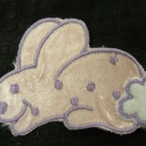 écusson à coudre- motif LAPIN violet et rose,largeur 7,5 cm/ hauteur 4.5 cm
