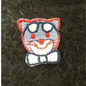 écusson à coudre- motif: CHAT AU LUNETTE- multicolore,largeur 2 cm / hauteur 2,5 cm
