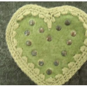 écusson à coudre- motif: CŒUR RIVET ŒILLET vert, largeur 9.5 cm / hauteur 8 cm