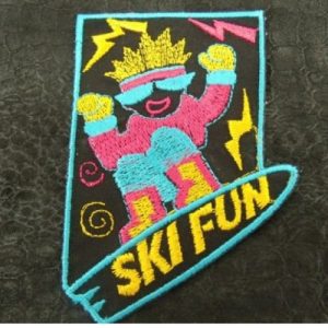 écusson thermocollant- motif SKI FUN bleu rose et jaune sur fond noir ,largeur 6 cm/ hauteur 9 cm