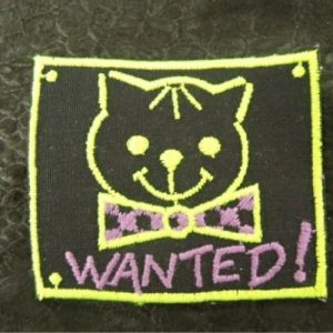 écusson thermocollant- motif : CHAT WANTED- vert violet sur fond noir , largeur 6,5 cm / hauteur 5,5 cm