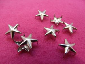 CLOUS 4 GRIFFES FORME ETOILE 10 MM