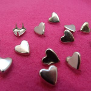 CLOUS 4 GRIFFES FORME DE CŒUR 10 MM