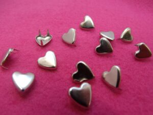 CLOUS 4 GRIFFES FORME DE CŒUR 10 MM