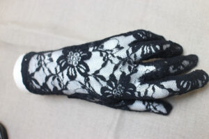 gant dentelle noir doit ouvert