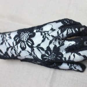 gant dentelle noir doit ouvert