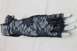 gant dentelle noir doit ouvert