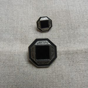 bouton carré noir et argent