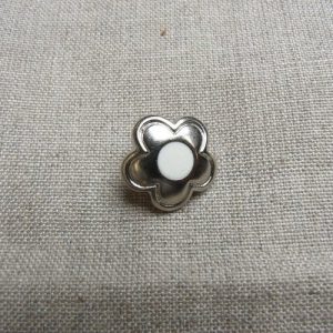 bouton à queue métal motif fleur argent et blanc,17 mm,de belle qualité