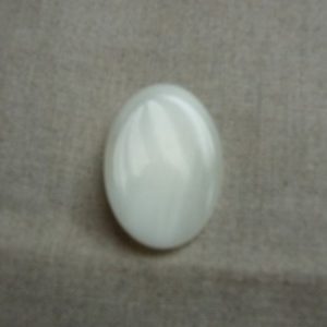 bouton ovale blanc acrylique ,à queue, de belle qualité , hauteur: 40mm sur largeur 28mm