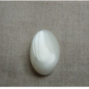 bouton ovale blanc acrylique ,à queue, de belle qualité , hauteur: 33mm sur largeur 22mm