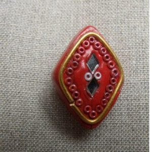 bouton à queue losange rouge perlé longueur 30mm sur largeur 20mm