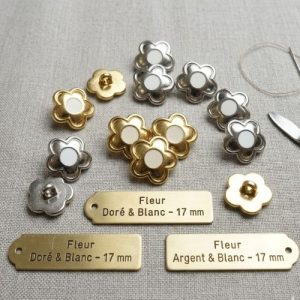 bouton à queue métal  motif fleur argent et blanc,17 mm,de belle qualité