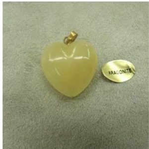 PENDENTIF MOTIF COEUR- GM- ARAGONITE ,LARGEUR: 2 cm / HAUTEUR: 2cm / EPAISSEUR: 1 cm