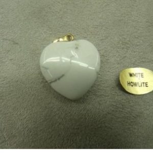 PENDENTIF MOTIF COEUR- PM- WHITE HOWLITE,LARGEUR: 2 cm / HAUTEUR: 2cm / EPAISSEUR: 0,6cm