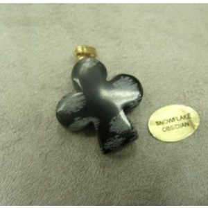PENDENTIF MOTIF TREFLE- SNOWFLAKE OBSIDIAN,HAUTEUR: 2,5 cm / LARGEUR: 2,3 cm / EPAISSEUR: 4 mm