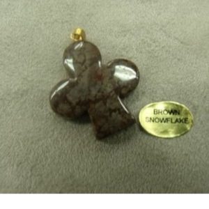 PENDENTIF MOTIF TREFLE-BROWN SNOWFLAKE ,HAUTEUR: 2,5 cm / LARGEUR: 2,3 cm / EPAISSEUR: 4 mm
