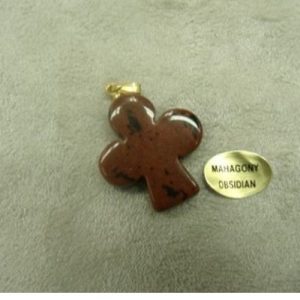 PENDENTIF MOTIF TREFLE -MAHAGONY OBSIDIAN ,HAUTEUR: 2,5 cm / LARGEUR: 2,3 cm / EPAISSEUR: 4 mm