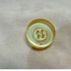BOUTON POLYESTER JAUNE à 4 trous,26 mm,de belle qualité