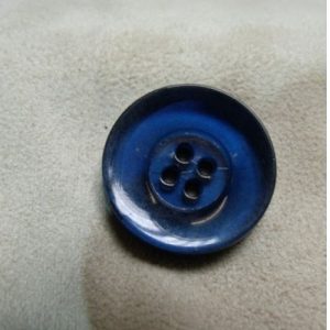 BOUTON POLYESTER BLEU MARINE à 4 trous,26 mm,de belle qualité