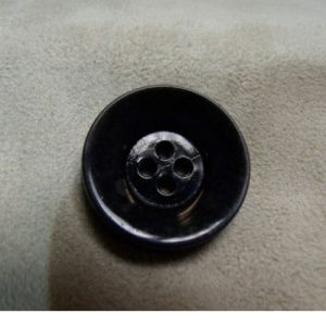 BOUTON POLYESTER NOIR à 4 trous,26 mm,de belle qualité