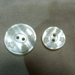 BOUTON ACRYLIQUE MOTIF FLEURS blanc cassé,de belle qualité