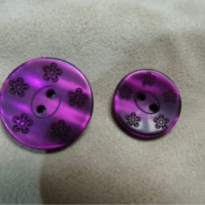 BOUTON ACRYLIQUE MOTIF FLEURS VIOLET,de belle qualité