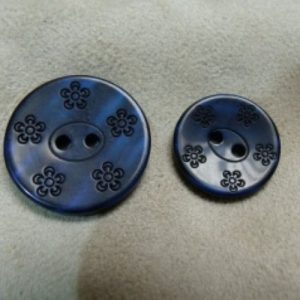 BOUTON ACRYLIQUE MOTIF FLEURS BLEU MARINE,de belle qualité