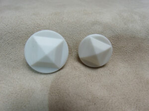 BOUTON PYRAMIDE-BLANC