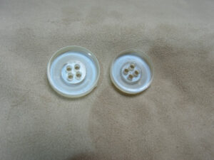 BOUTON POLYESTER A 4 TROUS- BLANC